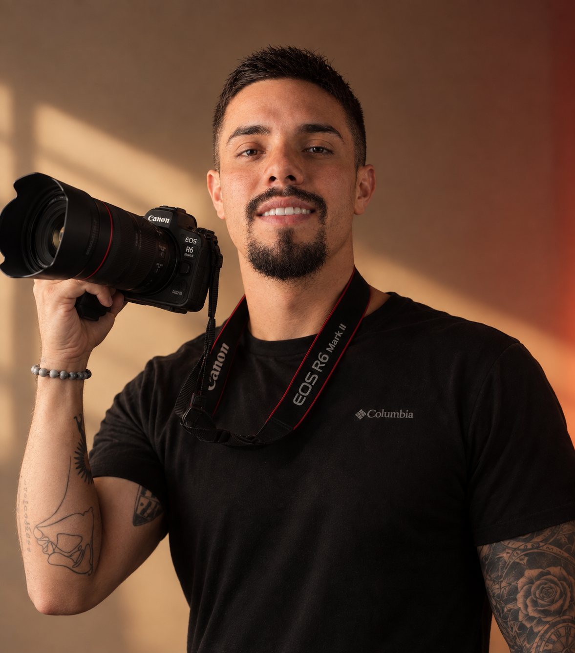 Andrés Chacón con su cámara Canon EOS R6 Mark II