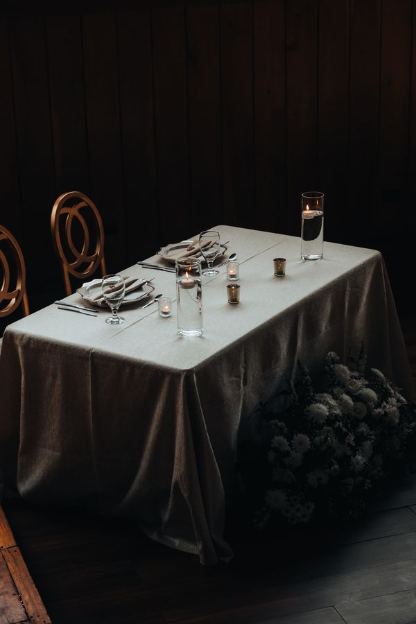 Mesa de novios con velas flotantes