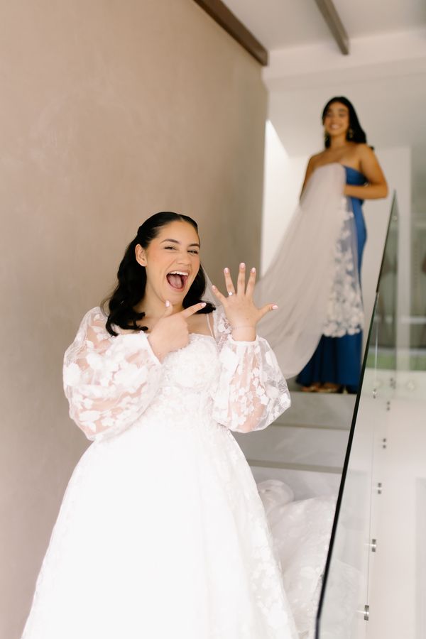 Novia mostrando su anillo en la escalera